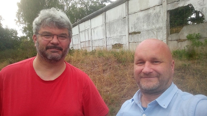 Martin Truckenbrodt und Christian Rechholz an der ehemaligen innerdeutschen Grenze bei Görsdorf